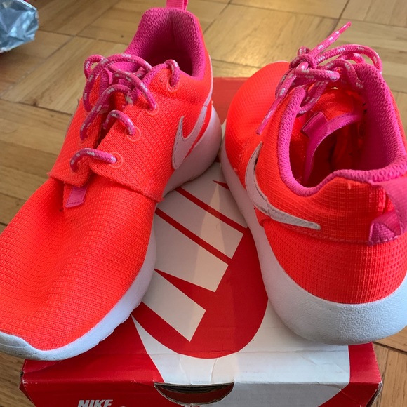 Neon orange Nike Roshe - Picture 3 of 5